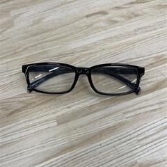 Ulleres, segons ha informat IKEA Praha – Černý Most mitjançant iLost