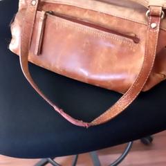 バッグ Bruin leder. がiLostで Arriva Limburg Zuid によって報告されました