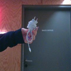 iPhone charger white, som rapportert av MEININGER Hotel Innsbruck Zentrum ved bruk av iLost