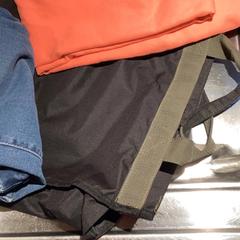 Paquet de vêtements Clothes, orange scarf and a bag, a été signalé par MEININGER Hotel München City Center utilisant iLost