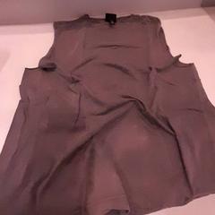 Camisa H&M, segons ha informat Van der Valk Hotel Schiphol mitjançant iLost