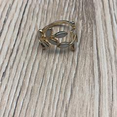 Anell Gouden ring met witte blaadjes, segons ha informat Pathé Delft mitjançant iLost