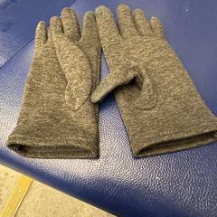 Grijze handschoenen, amint azt az iLostnak jelentették.