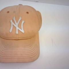 Mütze geel, gemeldet von Bobbejaanland über iLost