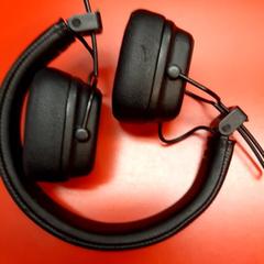 Fejhallgató, amint azt UvA REC az iLost segítségével jelentette.