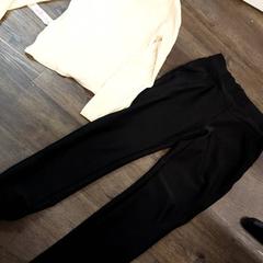 스웨터 & 바지 Beige sweater and Black pants, iLost를 사용하여 Inntel Hotels Amsterdam Centre에 보고됨
