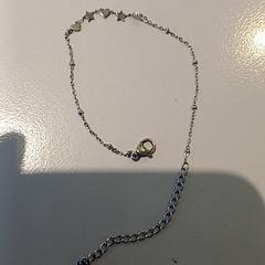Karkötő Zilver, amint azt Padualaan 97 az iLost segítségével jelentette.