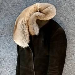 Casaco Zwart grijze bontkraag, como reportado por EBS OV Poeldijk utilizando o iLost