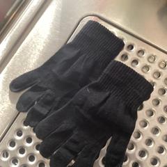 Gants, a été signalé par MEININGER Hotel Berlin Alexanderplatz utilisant iLost