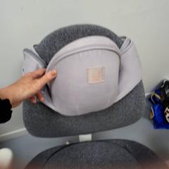 Coussin & Porte bebe? Couleur violine, a été signalé par IKEA Paris - Italie Deux utilisant iLost