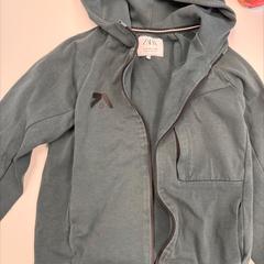 Vestje donker groen (zara 9-10 jaar)، كما تم الإبلاغ عنه بواسطة Stad Peer عبر iLost