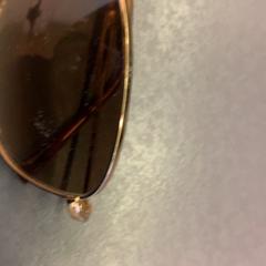 Solbriller goudkleurig montuur, som rapportert av Eindhoven Airport ved bruk av iLost