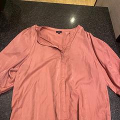 Roze blouse, a été signalé par Van der Valk Spier-Dwingeloo utilisant iLost