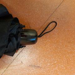 مظلة قابلة للطي noir، كما تم الإبلاغ عنه بواسطة TCL عبر iLost