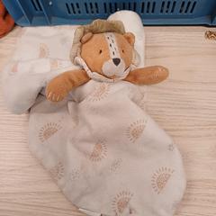 Doudou lion, a été signalé par IKEA Liège utilisant iLost