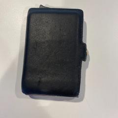 Kaartenhouder Ladejobi, iLost를 사용하여 Centraal magazijn에 보고됨