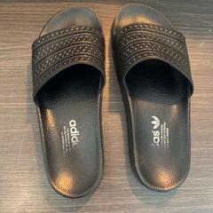 İLost kullanarak Hotel Apeldoorn tarafından bildirildiği gibi Banyo terlikleri adidas