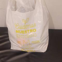 Bolsa de compras blanca de plástico, ha sido reportado por RÍO Shopping - Valladolid con iLost