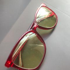 Sunglasses Plastic red Frame with yellow Glasses, a été signalé par Van Gogh Museum utilisant iLost