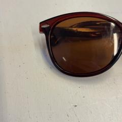 Occhiali da sole, come riportato da HTM utilizzando iLost