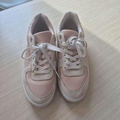 Topánka, ako bolo nahlásené Amsterdam ID Aparthotel pomocou iLost