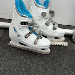 زلاجات تزلج على الجليد، كما تم الإبلاغ عنه بواسطة Schaatsbaan Rotterdam عبر iLost