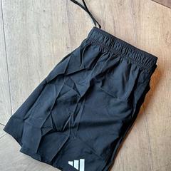 Úszónadrág adidas, amint azt Hotel Apeldoorn az iLost segítségével jelentette.