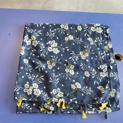 Xaile & Xaile bleu fleurs jaune et blanche, como reportado por IKEA Rennes - Pacé utilizando o iLost