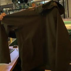Casaco Green, como reportado por MEININGER Hotel Köln West utilizando o iLost