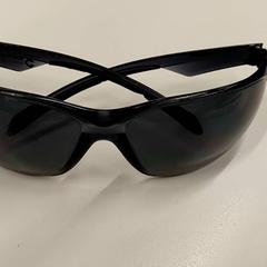 Lunette de soleil Noires, a été signalé par IKEA Toulouse utilisant iLost