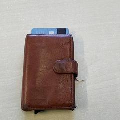 Txartelaren titularra - Clocheret, gisa salatu by Centraal magazijn iLost erabiliz