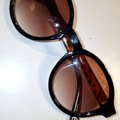 Sluneční brýle, jak nahlášeno Qbuzz DMG pomocí iLost