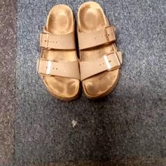 Sandál, jak nahlášeno Mövenpick Hotel Amsterdam City Centre pomocí iLost