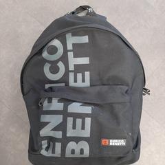 Hátizsák Schwarz, Enrico Benetti, amint azt Wilmering Vechta az iLost segítségével jelentette.