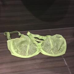 Behå Groen/ geel kleurig, rapporterat av Van der Valk Hotel Zwolle med iLost