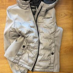 Veste, a été signalé par HTM utilisant iLost