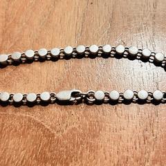 Zilver(kleurig) armbandje, segons s'ha informat a iLost