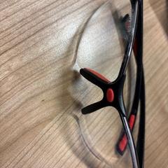 Beschermingsbril zwart rood, amint azt ACTA az iLost segítségével jelentette.