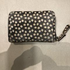 Portemonnee met inhoud - incl naam eigenaar, amint azt az iLostnak jelentették.