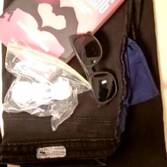 Könyv, Farmer, Adapter & Napszemüveg Black, amint azt Mövenpick Hotel Amsterdam City Centre az iLost segítségével jelentette.