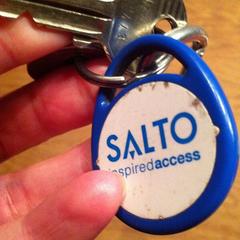 Huissleutel en blauwwitte Salto druppel