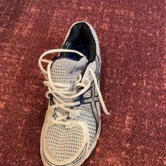 Cipő White sneakers, amint azt ibis Styles Rotterdam Ahoy az iLost segítségével jelentette.