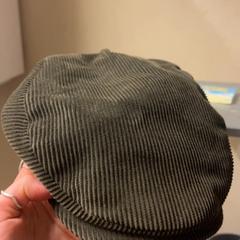 Sapka green corduroy, amint azt KABUL à GoGo / Teatro az iLost segítségével jelentette.
