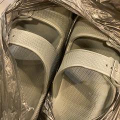 Sandál, jak nahlášeno MEININGER Hotel Marseille Centre la Joliette pomocí iLost