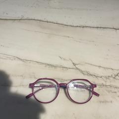 Ulleres purple, segons ha informat Conscious Hotel Museum Square mitjançant iLost