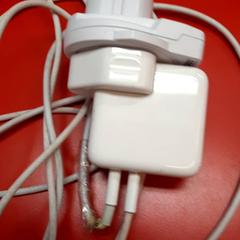 Töltő, amint azt UvA REC az iLost segítségével jelentette.