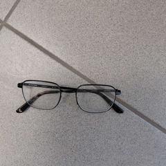 النظارات zwart ace & tate، كما تم الإبلاغ عنه بواسطة Regio Oost-Vlaanderen عبر iLost