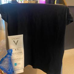 T-shirt، كما تم الإبلاغ عنه بواسطة Room Mate Bruno عبر iLost