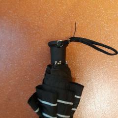 Parapluie pliant noir à rayures blanches, a été signalé par TCL utilisant iLost
