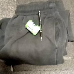 Pantalon, a été signalé par Mövenpick Hotel Amsterdam City Centre utilisant iLost